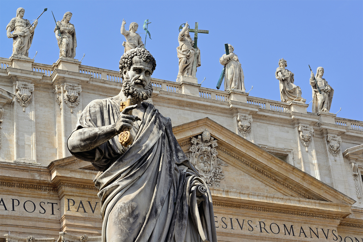 Un primo piano della grande statua di San Pietro