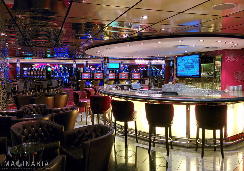 Bar and game room: entertainment is guaranteed on board of the Allure of the Seas