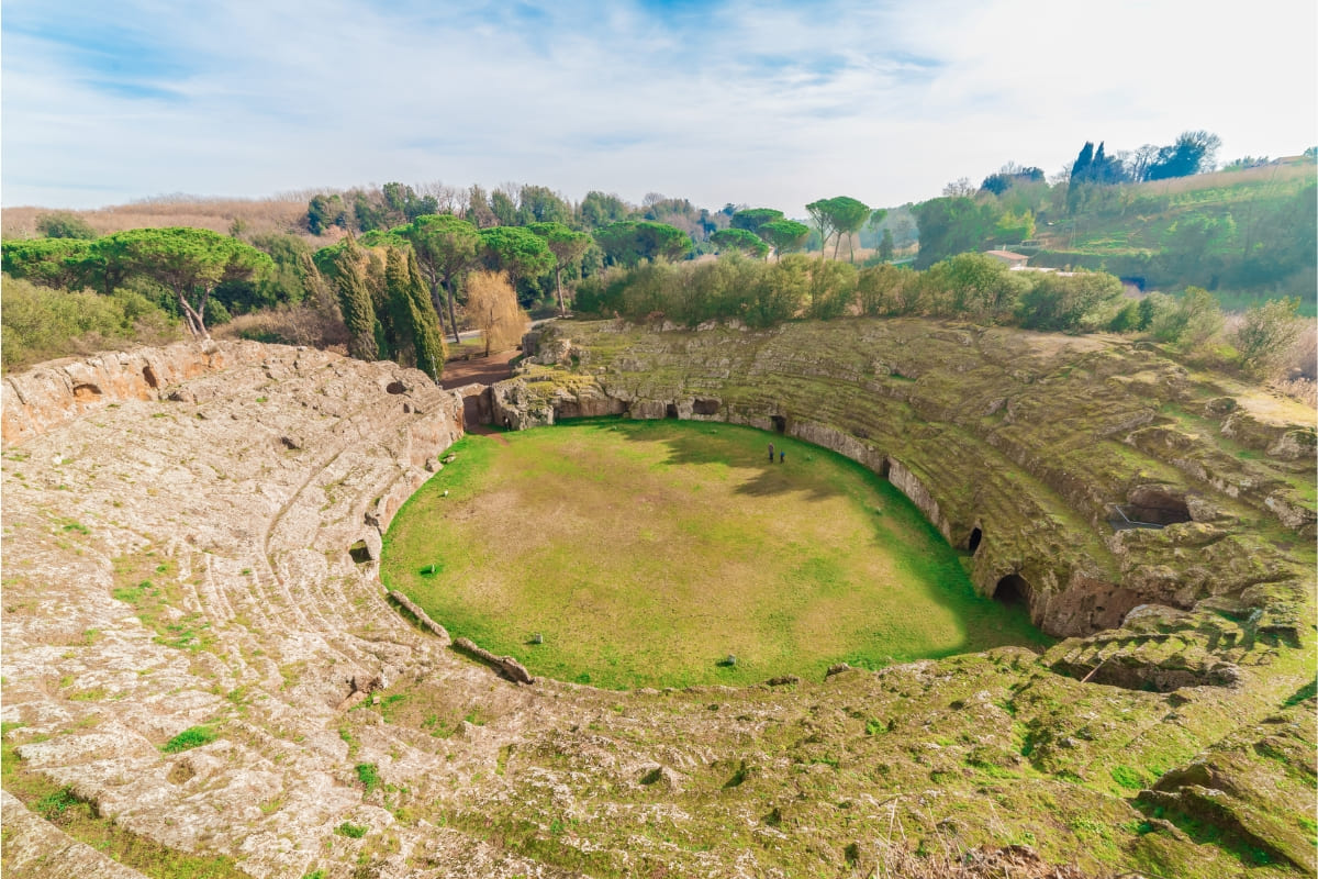 L'anfiteatro di Sutri è l'emblema del parco archeologico ed è un raro esempio di struttura d'epoca romana interamente scavata nel tufo 