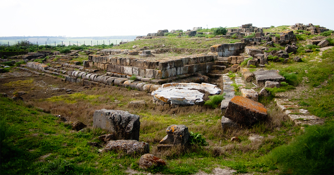 Remains of the ancient temple of the Altar of the Queen - Photo by Robin Iversen Rönnlund, CC BY-SA 3.0