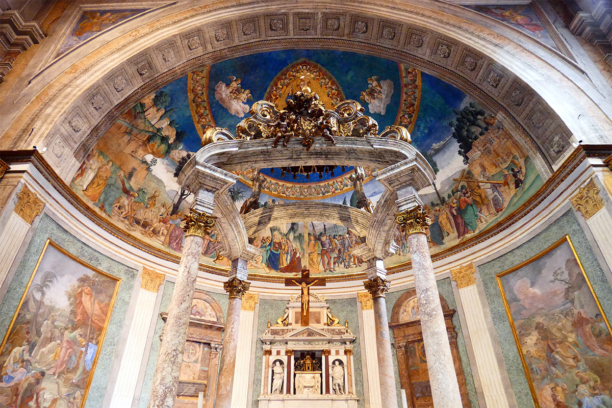 Interior de la Basílica de la Santa Cruz en Jerusalén en Roma