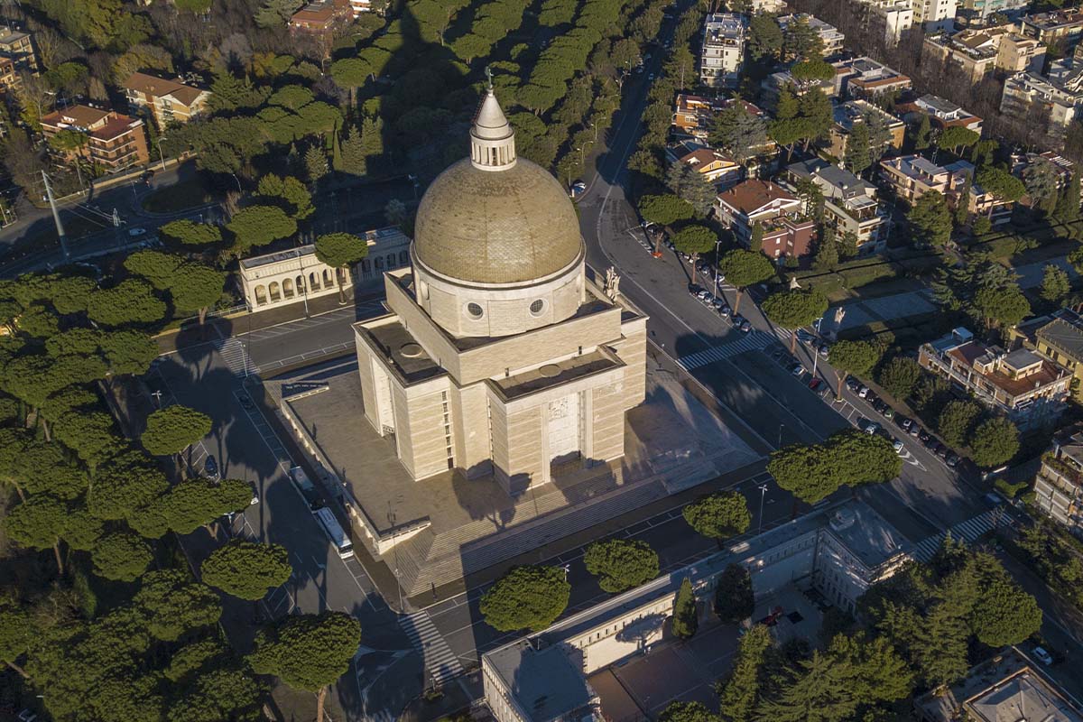 Una splendida panoramica dall'alto della Basilica di Santi Pietro e Paolo