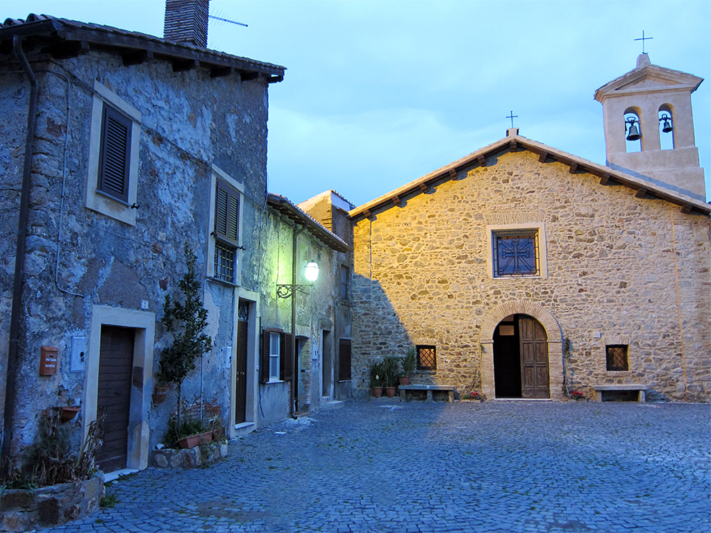 Borgo del Sasso con la Iglesia della Croce (Cerveteri) - Wikipedia Commons: Foto de Marco Leli - CC BY-SA 3.0