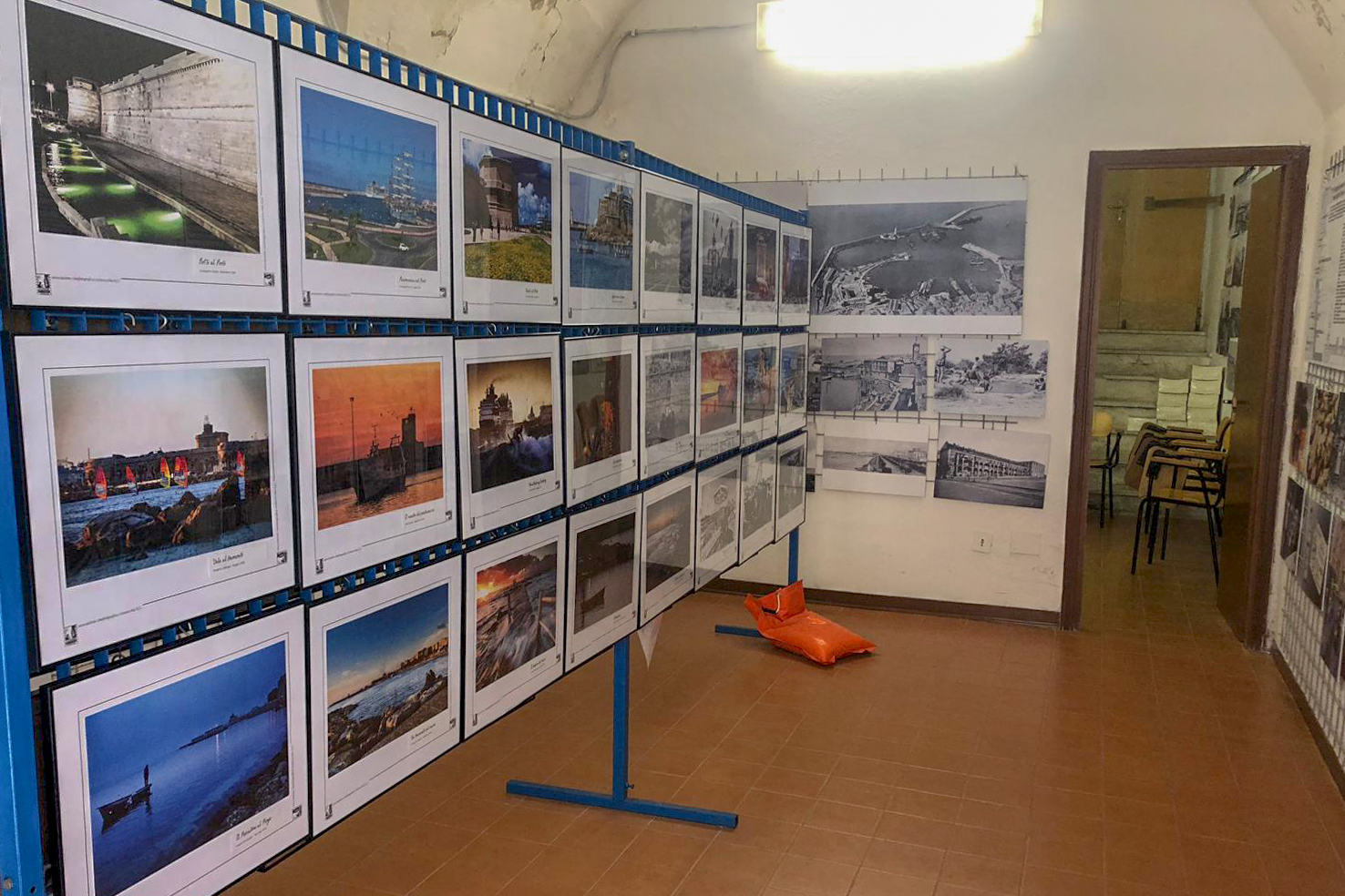 Algunas fotografías de Postales de Civitavecchia expuestas en la Casa de la Memoria