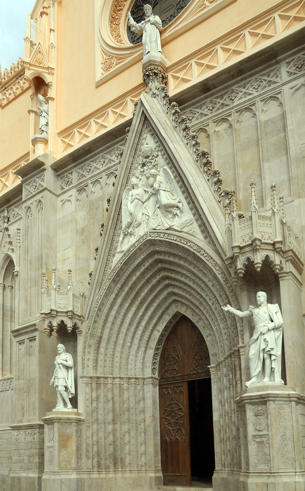 La fachada de la Iglesia de San Francisco en Gaeta