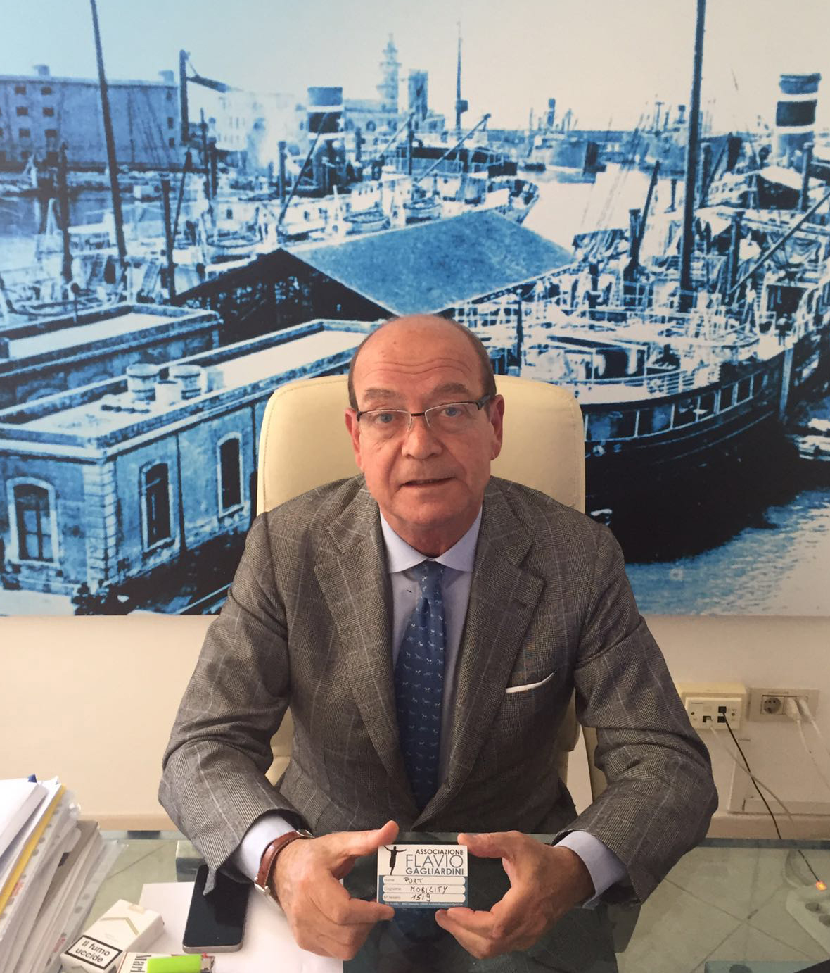 Edgardo Azzopardi, Procurador Especial de Port Mobility, con el carné de la Asociación Flavio Gagliardini