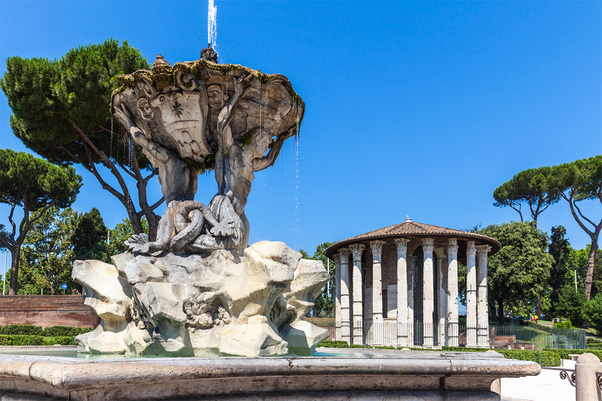 La Fontana dei Tritoni e il Tempio di Ercole in Piazza della Bocca della Verità