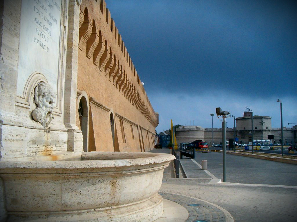 La fontana del Vanvitelli presso Porta Livorno. All'interno del muraglione fatto costruire da Papa Urbano VIII sorgerà il Terminal del Gusto