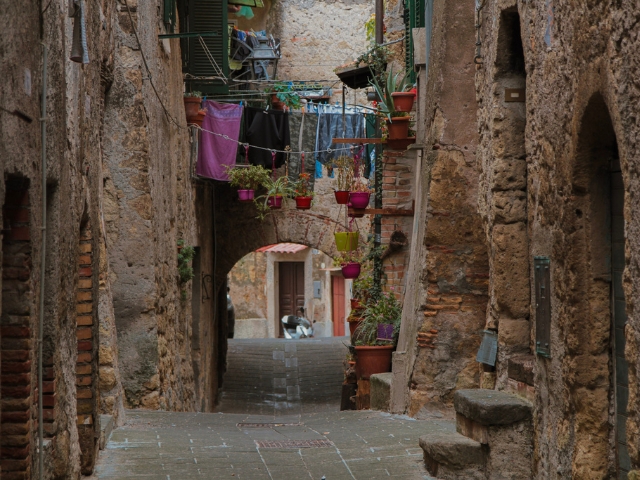 The charming alleys of the ancient Caprarola have preserved their medieval character.