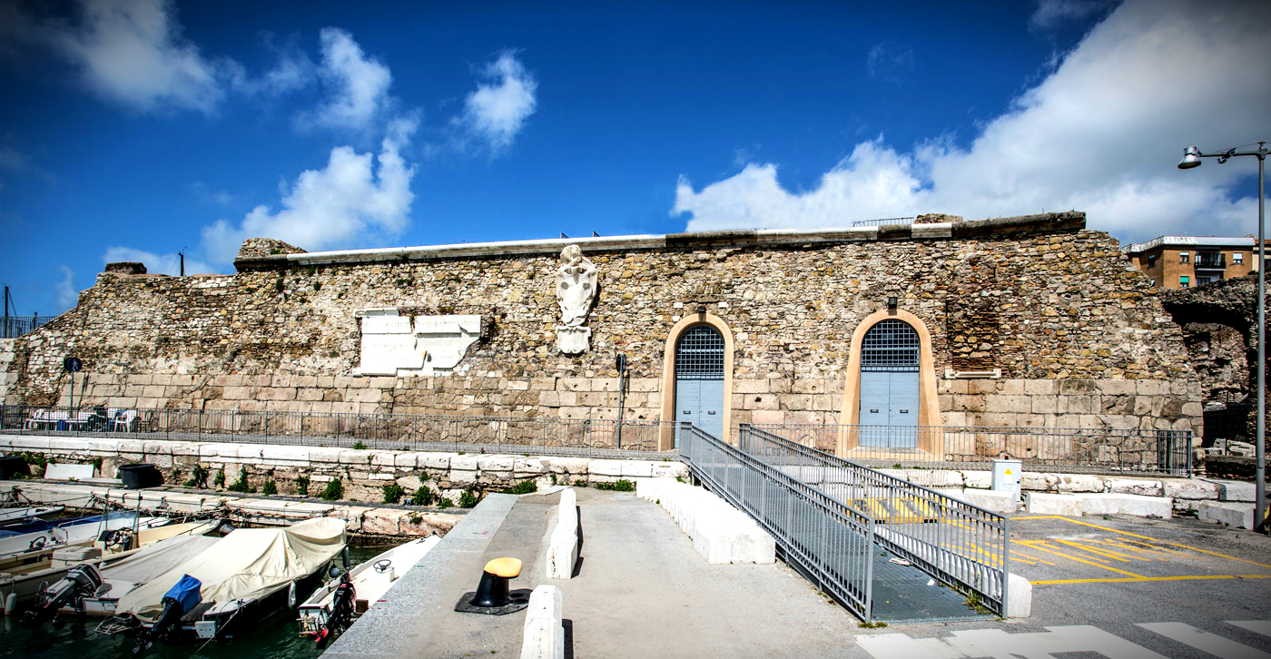 La facciata di ingresso dell'Antica Rocca al Porto di Civitavecchia