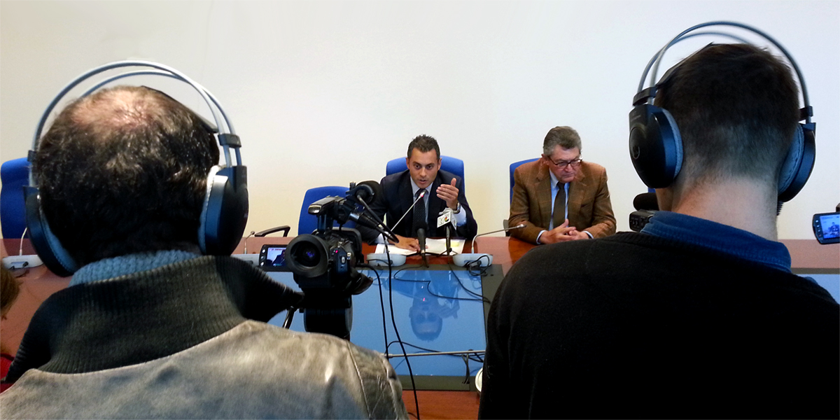 A la izquierda Pasqualino Monti, comisario extraordinario y a la derecha Maurizio Ievolella, Secretario General de las Autoridades Portuarias de Civitavecchia durante la rueda de prensa