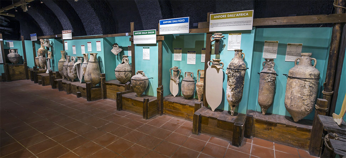 Ánforas antiguas en el Museo del Mar y de la Navegación de Santa Severa