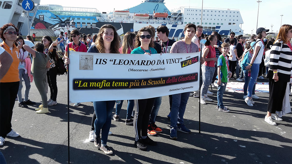 Barco de la Legalidad 2017: estudiantes antes de zarpar desde el Puerto de Civitavecchia