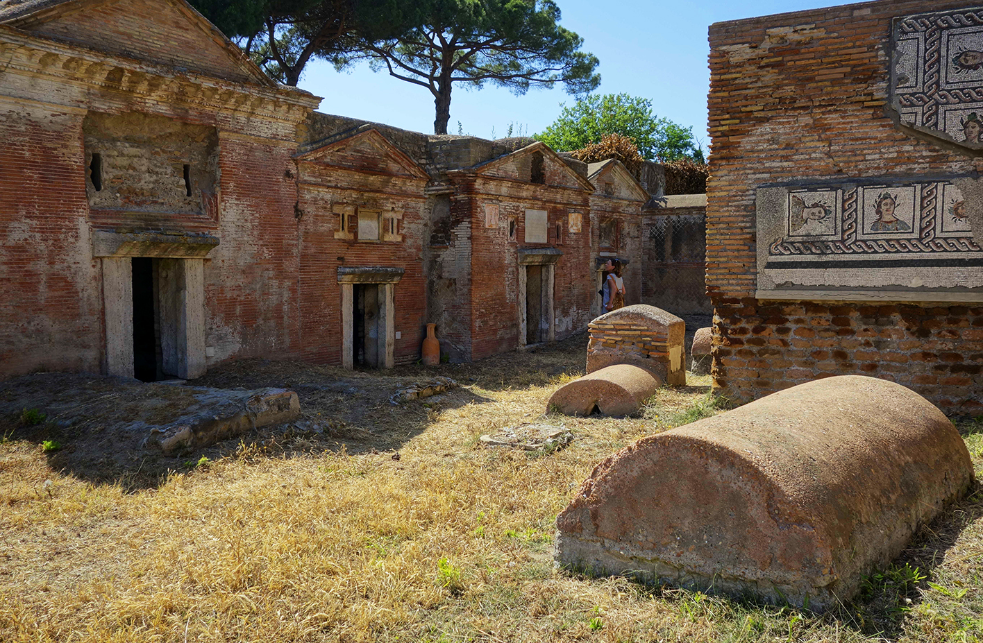 Uno spiazzo tra alcuni sepolcri decorati nella Necropoli di Porto