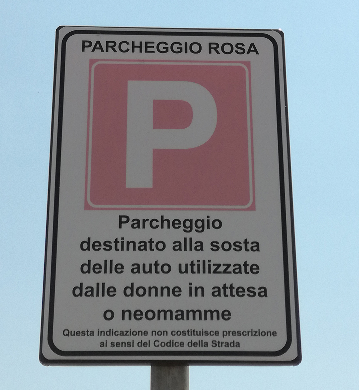 El cartel que se encuentra en todos los aparcamientos rosas del Puerto de Civitavecchia