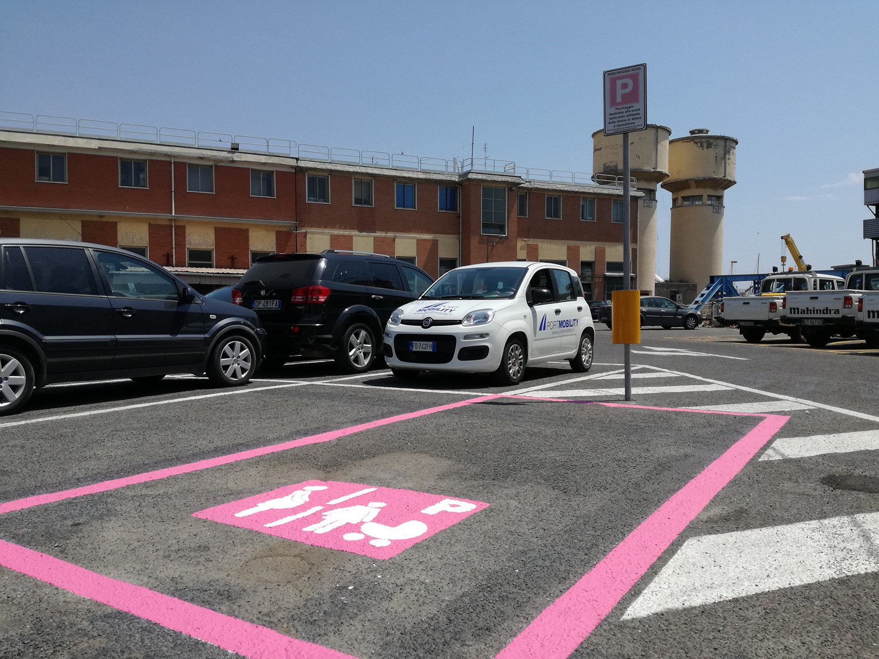 El primer aparcamiento rosa de Civitavecchia (bajo la sede de Port Mobility). En breve se realizarán otros cuatro