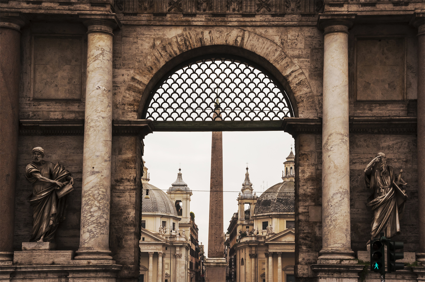 Piazza del Popolo: sbirciando attraverso la Porta del Popolo