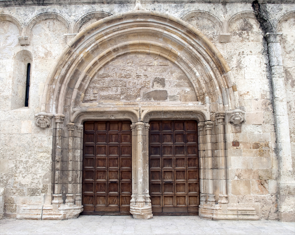 Portón de entrada de la Basílica de San Gavino - Porto Torres