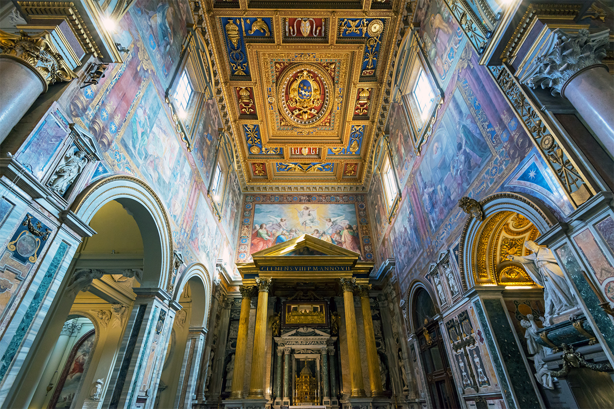 Basilica of Saint John in the Lateran - Ceiling and reliquary