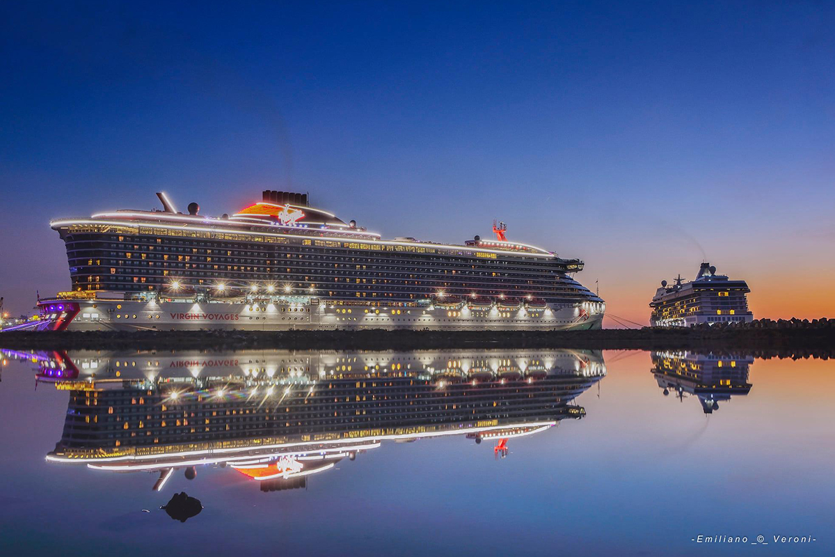 Una maravillosa panorámica del crucero Scarlet Lady iluminado. Foto por Emiliano Veroni