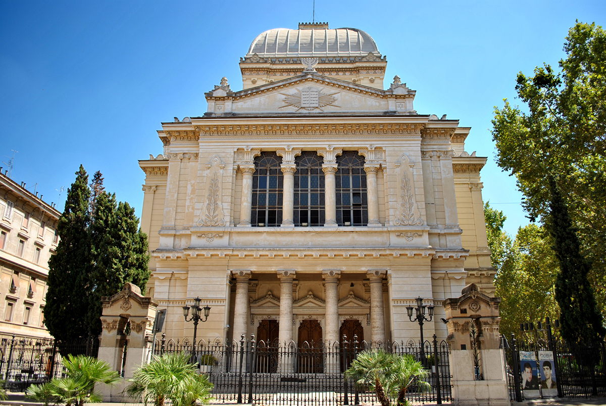 La Sinagoga o Tempio Maggiore è uno dei simboli religiosi e culurali più importanti della comunità ebraica a Roma