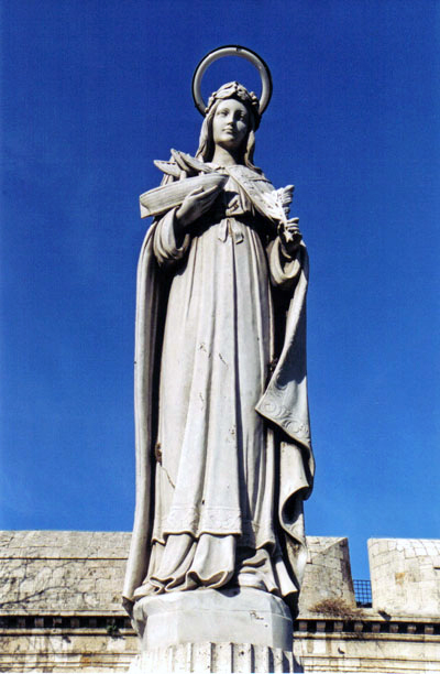 La Estatua de Santa Fermina delante del Fuerte Michelangelo
