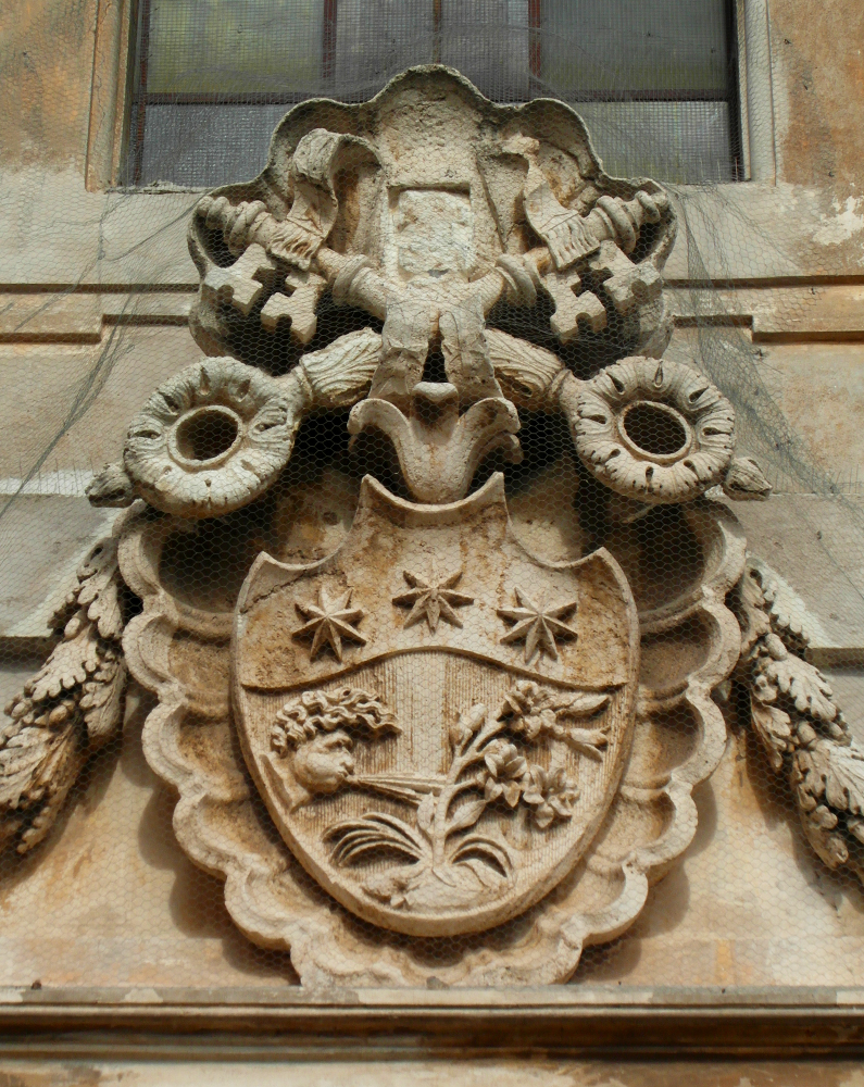 El escudo Papal de la iglesia de Palidoro