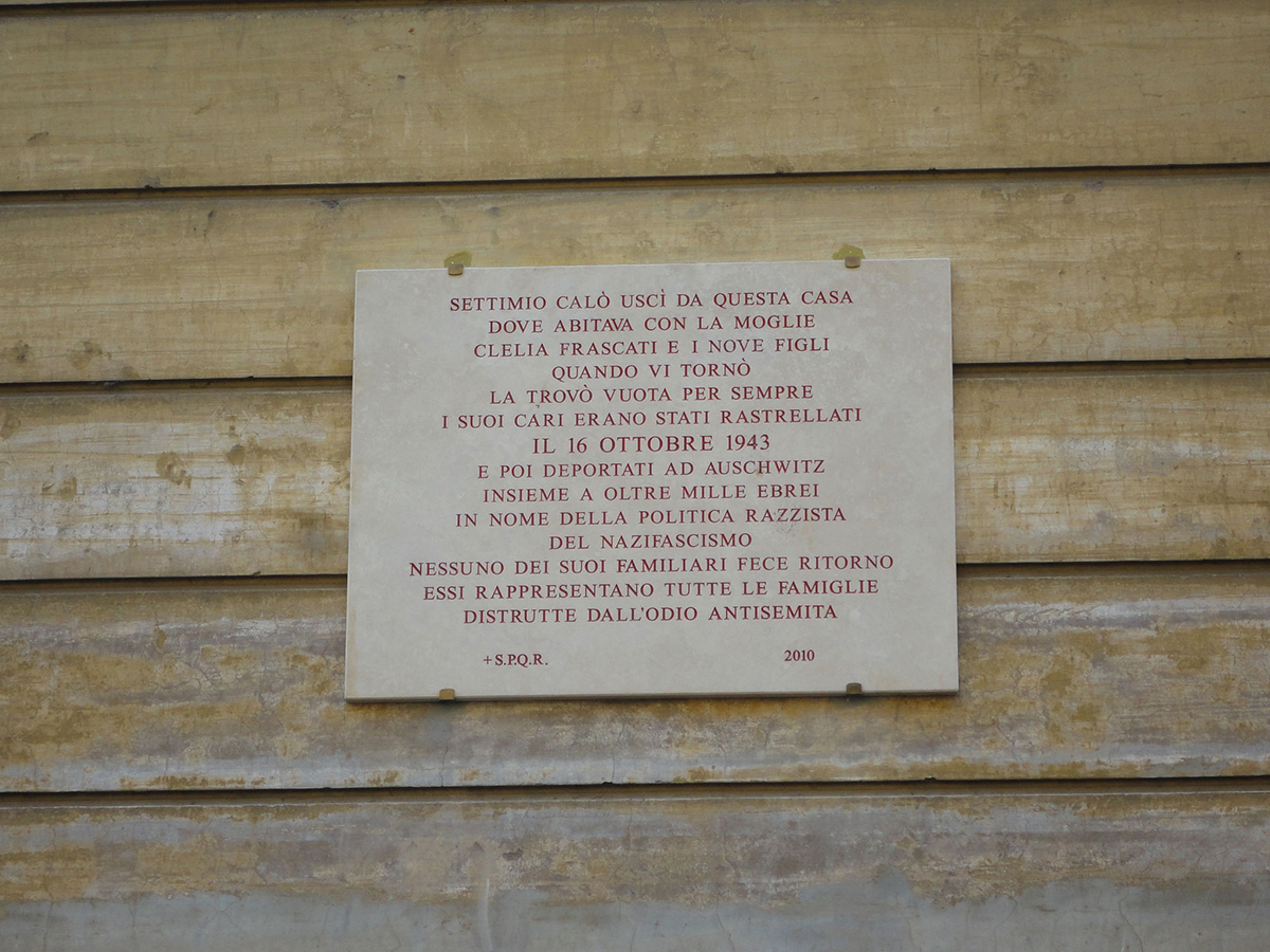 Placa conmemorativa a una de las más de 1.000 víctimas del exterminio nazi del 16 de octubre de 1943 en el gueto de Roma