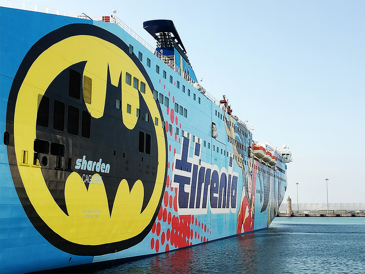 Batman al Porto di Civitavecchia: la nuova livrea della Sharden Tirrenia