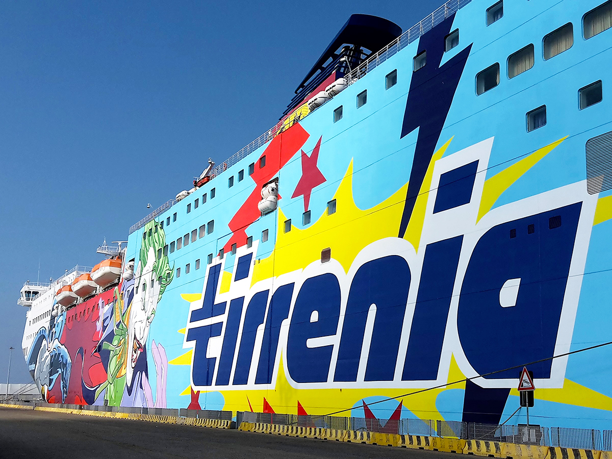 Il traghetto della Tirrenia ormeggiato al Porto di Civitavecchia