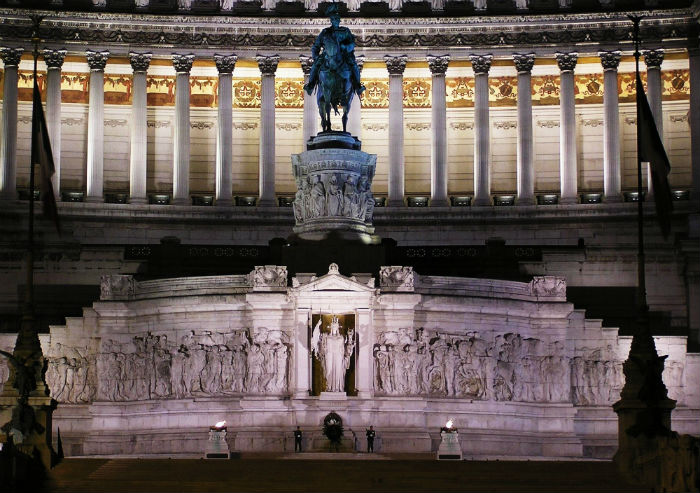 El Vittoriano con el monumento al Soldado Desconocido, la estatua a Víctor Emanuel II y el espléndido altísimos porticado iluminado