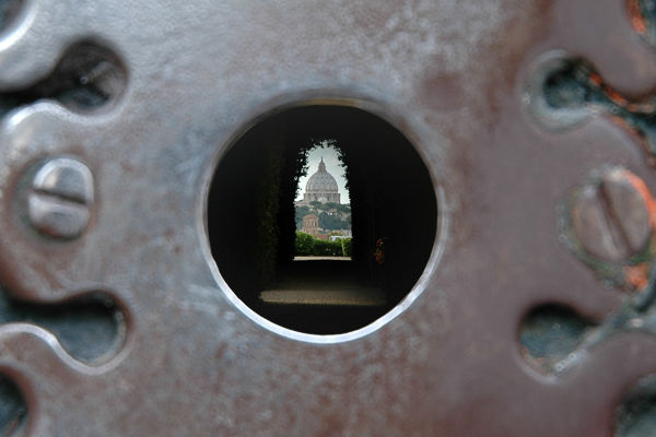 Il Buco della serratura si trova a 150 metri dal Giardino degli Aranci (Circo Massimo)