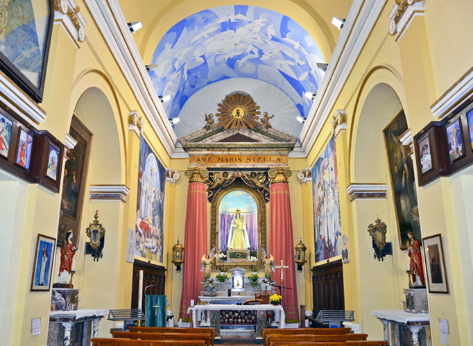La navata interna della Chiesa della Stella