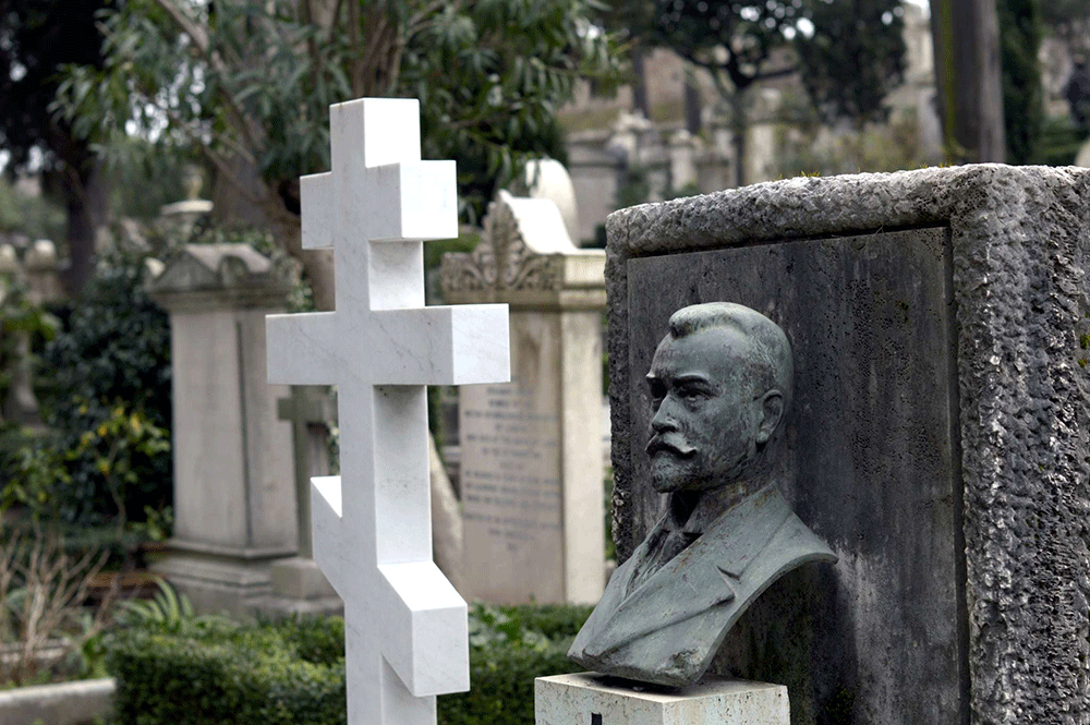 Esculturas, tumbas, cruces... el cementerio protestante os sorprenderá