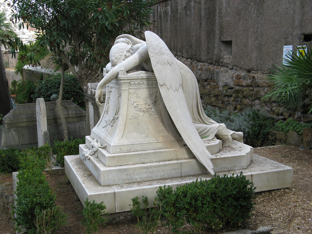 Il Cimitero inglese di Roma è famoso anche per il valore artistico delle tombe presenti