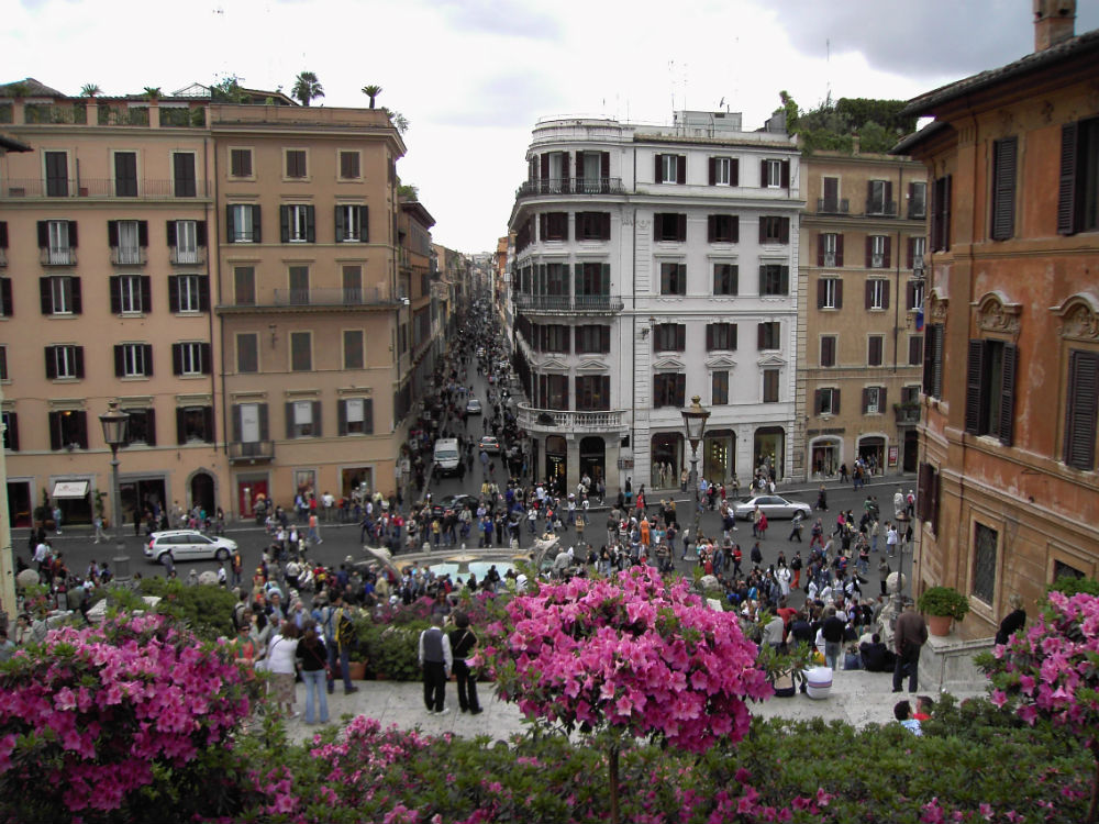 Via dei Condotti, la via delle boutique di lusso, vista dagli scalini di Trinità dei Monti in Piazza di Spagna