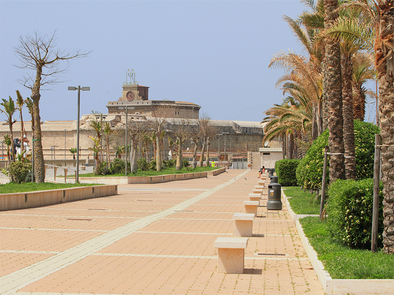 El Paseo Marítimo que desde el Fuerte Michelangelo lleva hasta el Pirgo