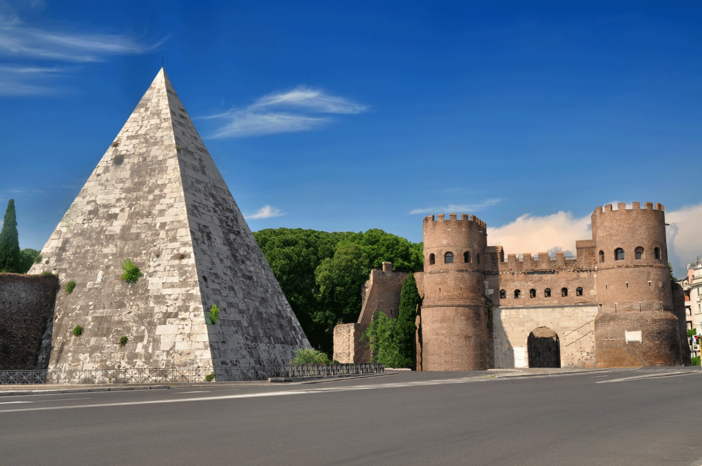 La Piramide Cestia con affianco Porta San Paolo e i resti delle mura aureliane