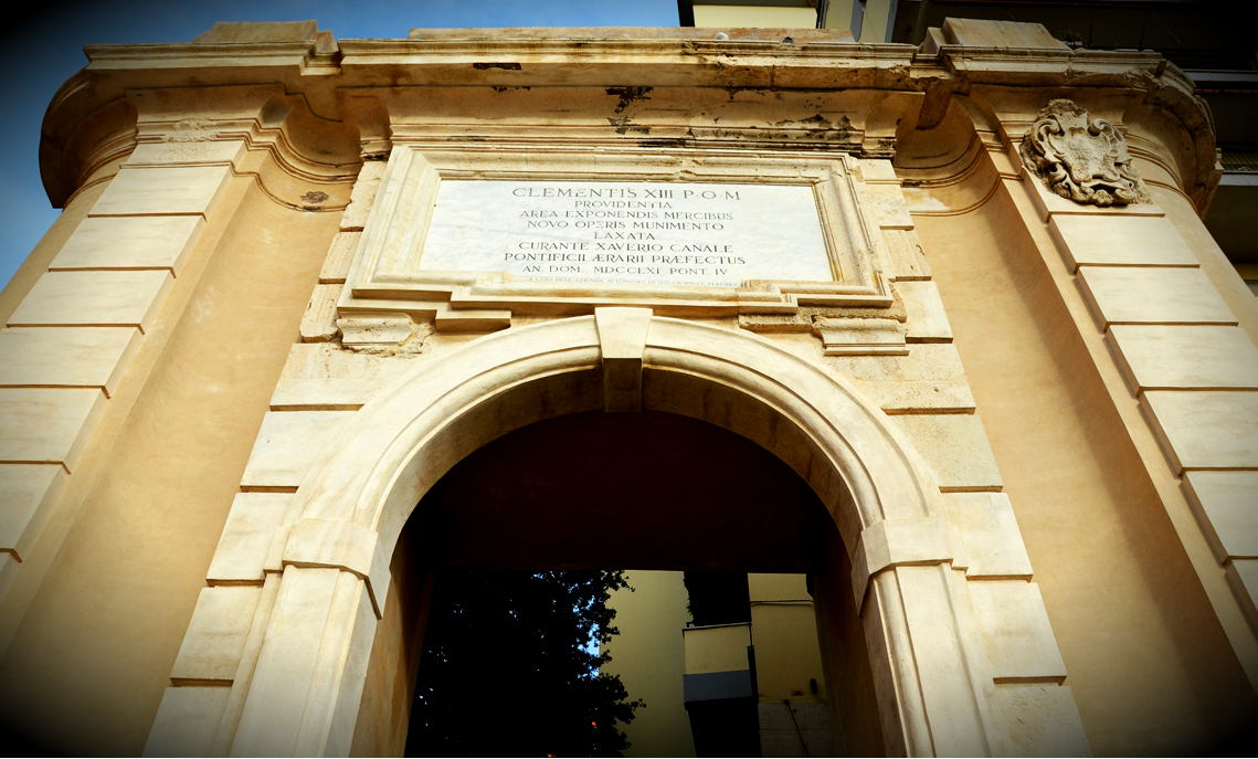 Puerta de Livorno de Civitavecchia - Inscripción del Papa Clemente XIII