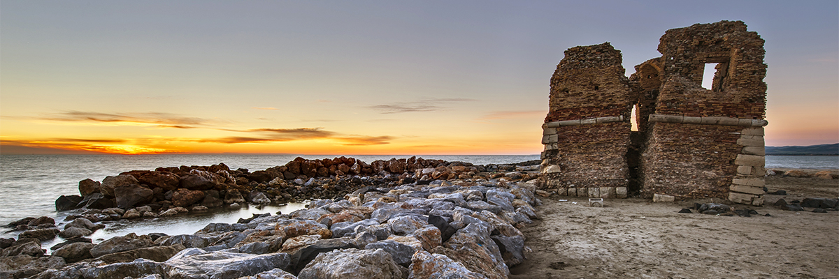 La spiaggia su cui si ergono le suggestive rovine di Torre Flavia