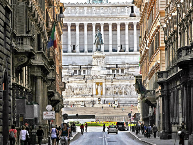 Da via del Corso è possibile vedere chiaramente l'Altare della patria e Piazza Venezia