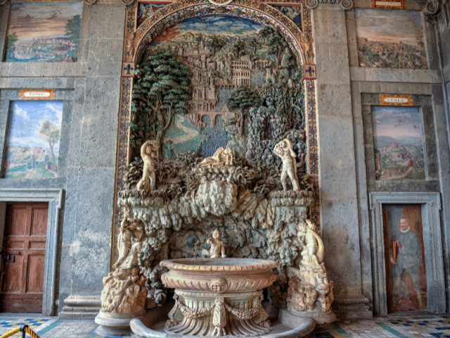 La bóveda de la Sala de Hércules - en los paneles, la representación del mito del héroe