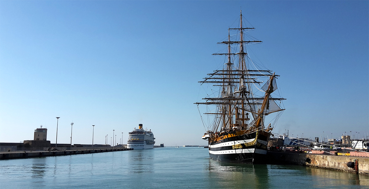 Amerigo Vespucci è al Porto di Civitavecchia presso la banchina 8 (sullo sfondo una nave da crociera)