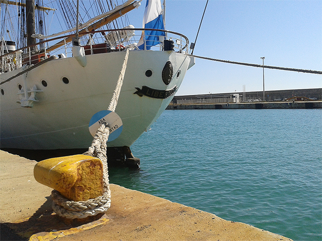 Llega la ARA Libertad al Puerto de Civitavecchia