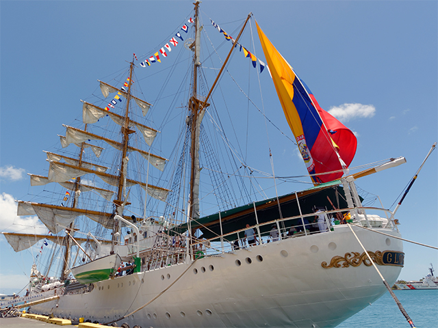 La nave scuola colombiana ARC Gloria in visita a Civitavecchia