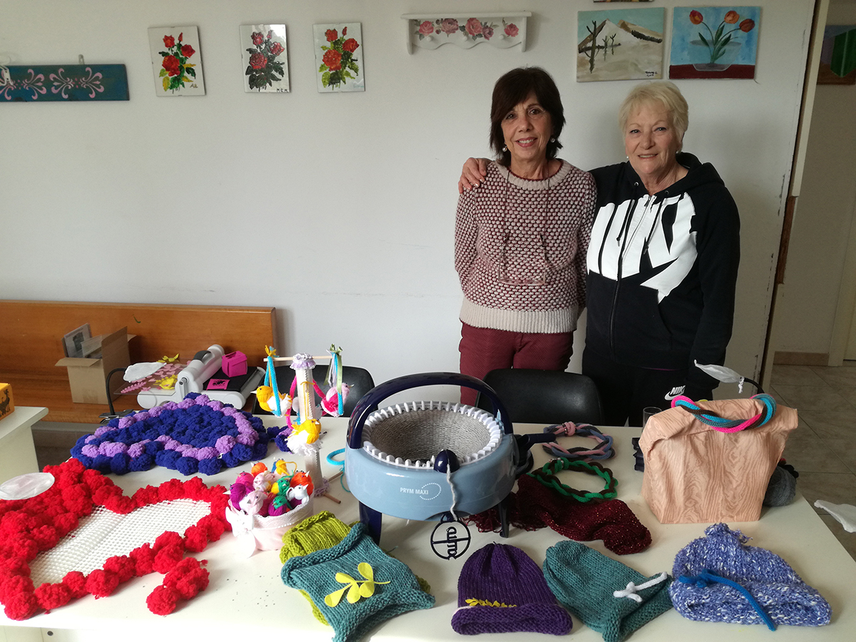 Mariarita Colucci y Mirella Gelardi, Presidenta y Vicepresidenta de Assproha, en el renovado taller de artesanía