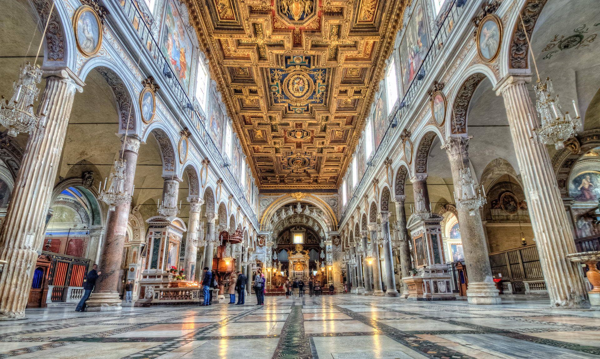 La espléndida nave principal de la Basílica de Santa Maria in Aracoeli