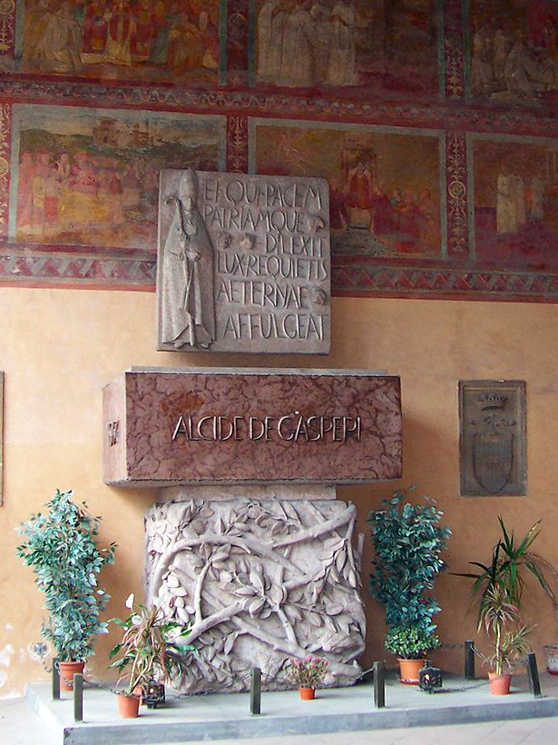 Monument to Alcide De Gasperi - Picture by Panairjdde, CC BY-SA 3.0