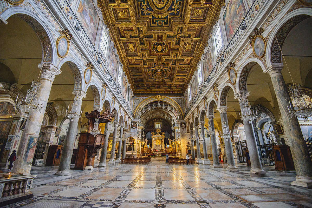 La splendida navata principale della Basilica di Santa Maria in Aracoeli