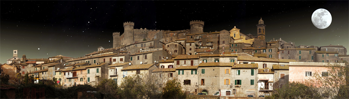 Una panorámica nocturna de Bracciano con el Castillo Orsini-Odescalschi